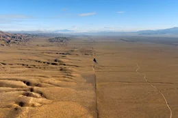 Am Wallace Creek in Kalifornien ist die Bruchkante der San-Andreas-Verwerfung deutlich sichtbar. Hier treffen zwei tektonische Platten aufeinander und es treten oft Erdbeben auf.
