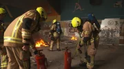 Gro&szlig;alarm bei Feuerwache Neuk&ouml;lln wegen Wohnungsbrand.