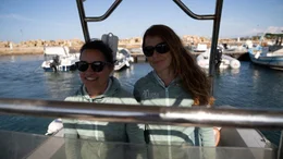 Valeria Sanna und Laura Pireddi fahren jeden Tag mit dem Boot von Porto Torres auf die Insel Asinara. Dort arbeiten sie in einer Auffangstation f&uuml;r verletzte Meeresschildkr&ouml;ten.
