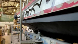 Abseits des Trubels an den Landungsbr&uuml;cken bekommt die Barkasse einen neuen Kunst-Anstrich