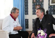 Julius (Michele Oliveri, r.) holt André (Joachim Lätsch, l.) auf den Boden der Tatsachen zurück. Julius (Michele Oliveri, r.) holt André (Joachim Lätsch, l.) auf den Boden der Tatsachen zurück.