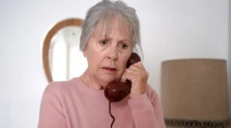 Maureen (Penelope Wilton) f&uuml;hlt sich von ihrem Mann verlassen.