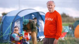 Ohne es zu wollen, wird aus Harolds (Jim Broadbent) Alleingang eine Bewegung.