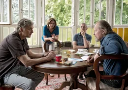 Nachdem klar ist, dass ihre Mitbewohnerin Uschi ein Pflegefall geworden ist, beratschlagen sich Eckart (Hans-Uwe Bauer, 2. v. re.), Philip (Walter Sittler, li.), Harry (Paul Fassnacht) und Ricarda (Charlotte Schwab), was sie tun sollen.