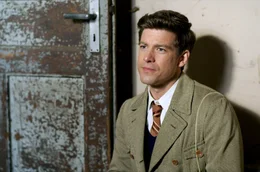 Der Journalist John F. Kennedy (Philipp Danne) 1945 in Berlin