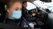 Polizeimeisterin Alexandra Metzmacher im Einsatz mit ihrem Kollegen Polizeihauptkommissar Ingo Vorberg.