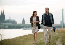 Philip (Walter Sittler) und Ricarda (Charlotte Schwab) entdecken ihre Gef&uuml;hle zueinander.