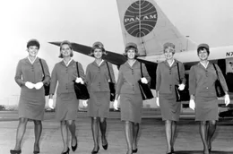 Pan Ams Stewardessen in den 1960er Jahren: Lange vor Klimakrise und Flugscham galt das Fliegen als Inbegriff von Luxus, Freiheit und Weltoffenheit und der Beruf der Stewardess als Traumberuf schlechthin.