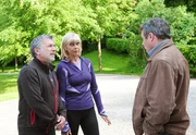 Julius (Michele Oliveri, l.) missfällt es, dass Charlotte (Mona Seefried, M.) für Werner sogar Kriminalhauptkommissar Meyser (Christoph Krix, r.) anlügt. Julius (Michele Oliveri, l.) missfällt es, dass Charlotte (Mona Seefried, M.) für Werner sogar Kriminalhauptkommissar Meyser (Christoph Krix, r.) anlügt.