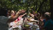 Elena Lai und ihre Familie genie&szlig;en den Feierabend bei einem gro&szlig;en Picknick in den W&auml;ldern vor Villaurbana.
