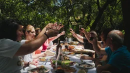 Elena Lai und ihre Familie genie&szlig;en den Feierabend bei einem gro&szlig;en Picknick in den W&auml;ldern vor Villaurbana.