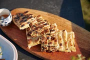 K&ouml;chin Ivana Austermayr und Schauspieler und Hobbykoch Adnan Maral pr&auml;sentieren Steak- und Nieren-Grillkuchen.