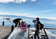 Schweiz-Korrespondentin Raphaela Stefandl beim Dreh am Genfersee entlang der K&uuml;ste der Promis mit Selfmade-Million&auml;r, Unternehmer und Schauspieler Hans Leutenegger.