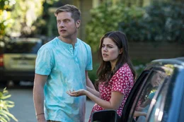Benji (Josh Caras) und Hannah (Molly Gordon)  Die Verwendung des sendungsbezogenen Materials ist nur mit dem Hinweis und Verlinkung auf RTL+ gestattet.