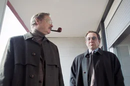 Schatz (Thorsten Merten, re.) und Retzlaff (Michael Wittenborn, li.) finden Dr. Wolf und den Informanten, die sich vor dem irakischen Geheimdienst im Schrank versteckt haben.