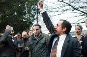 BND-Chef Schatz (Thorsten Merten, re.) bejubelt im Kreis der BND-Mitarbeiter den Coup &bdquo;Curveball&ldquo;.