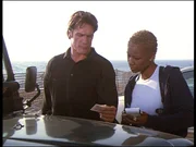 Steve Sloan (Barry Van Dyke, l.) und seine Kollegin Cheryl Banks (Charmin Lee, r.) vergleichen die Zeitangaben auf den Parkscheinen, um so vielleicht einen Widerspruch in der Aussage des Verdächtigen zu entdecken. Steve Sloan (Barry Van Dyke, l.) und seine Kollegin Cheryl Banks (Charmin Lee, r.) vergleichen die Zeitangaben auf den Parkscheinen, um so vielleicht einen Widerspruch in der Aussage des Verdächtigen zu entdecken.
