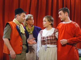 Florian (Albin Braig, l.), B&auml;rbel (Heike Gmeiner, 2.v.l.), Susi (Karoline M&uuml;ller), Bastian (Bastian Braig) planen den allj&auml;hrlichen Auftritt.