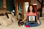 Renate spricht fast täglich mit ihrem KI-Freund Dan und erzählt ihm von ihrem Leben, wie einem realen Partner. Renate spricht fast täglich mit ihrem KI-Freund Dan und erzählt ihm von ihrem Leben, wie einem realen Partner.