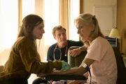 Keine Praxis, doch bereits eine Patientin, v.li.: Josefine Preuss als Charlie Winkler, Patrick Kalupa als Dr. Moritz Neiss, Hedi Kriegeskotte als Doris Stecker Keine Praxis, doch bereits eine Patientin, v.li.: Josefine Preuss als Charlie Winkler, Patrick Kalupa als Dr. Moritz Neiss, Hedi Kriegeskotte als Doris Stecker