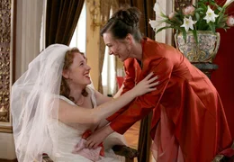 Clarissa (Aglaia Szyszkowitz, rechts) begl&uuml;ckw&uuml;nscht ihre Busenfreundin Anna (Stefanie Dvorak) zu deren Hochzeit.