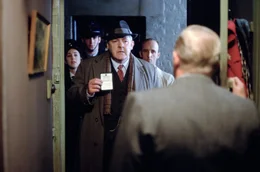 Eines Tages kommt die Polizei Vera auf die Spur: Inspektor Webster (Peter Wight) steht vor der Wohnungst&uuml;r.