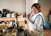 Die Fleischfachverk&auml;uferin Uschi (Marie Gruber) ist die Seele der Alten-WG.