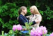Marie (Annabelle Leip, l.) freut sich mit Theresa (Ines Lutz, r.) über Moritz' Heiratsantrag. Marie (Annabelle Leip, l.) freut sich mit Theresa (Ines Lutz, r.) über Moritz' Heiratsantrag.