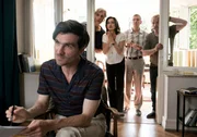 Der Gutachter Fabian (S&eacute;an McDonagh) versucht herauszufinden, welcher Pflegestufe Uschis Behinderung entspricht. Eckart (Hans-Uwe Bauer, 2. v. re.), Philip (Walter Sittler, li.), Harry (Paul Fassnacht) und Ricarda (Charlotte Schwab) versuchten Uschi pantomimisch zu signalisieren, dass sie die Sache ruhig ein wenig dramatischer darstellen kann.