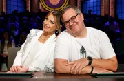 Rateteam-Kapit&auml;n Elton (r.) mit Fernsehmoderatorin Laura Wontorra (l.).