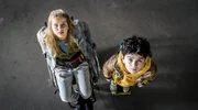 Pippa und Jet schauen sich in der Fabrikhalle nach Flederm&auml;usen um.