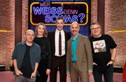 Moderator Kai Pflaume (M.) und seine Rateteam-Kapit&auml;ne Bernhard Ho&euml;cker (l.) und Elton (r.) begr&uuml;&szlig;en in dieser Sendung die Schauspielerin Christina Athenst&auml;dt und den Schauspieler und Komiker Christoph Maria Herbst.