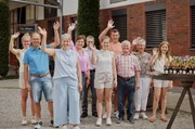 Familie Waldraff begrüßt die Landfrauen vlnr: Tochter Ellen, Ehemann Alwin, Petra Waldraff, Petras Freundin Cornelia Städele, Mitarbeiter Tobias Schlecker, Tochter Annika, Sohn Phillip, Vater Anton Schneider, Mutter Emma Schneider, Tochter Julia. Familie Waldraff begrüßt die Landfrauen vlnr: Tochter Ellen, Ehemann Alwin, Petra Waldraff, Petras Freundin Cornelia Städele, Mitarbeiter Tobias Schlecker, Tochter Annika, Sohn Phillip, Vater Anton Schneider, Mutter Emma Schneider, Tochter Julia.