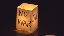 Schwimmende Laterne &ldquo;Gegen Krieg, Liebe&rdquo; .