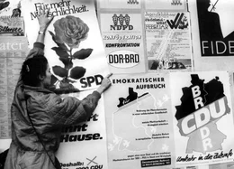 Vor der ersten gesamtdeutschen Bundestagswahl am 2.Dezember 1990 etablieren sich in Ostdeutschland neue Parteien und politische B&uuml;ndnisse.