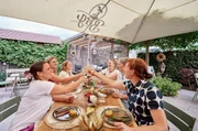 Die Landfrauen genießen das dritte Dinner. v.l.: Heike Schiltz, Michaela Pistono, Anne-Christin Trautwein, Sonja Müller, Petra Waldraff, Lara Jenner Die Landfrauen genießen das dritte Dinner. v.l.: Heike Schiltz, Michaela Pistono, Anne-Christin Trautwein, Sonja Müller, Petra Waldraff, Lara Jenner