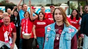 Reporterin Lena Reidt (vorne Mitte) taucht in die Fanszene der Offenacher Kickers ein, um zu verstehen, warum die Liebe zu einem Verein derart groß ist und was es für den Alltag bedeutet. Reporterin Lena Reidt (vorne Mitte) taucht in die Fanszene der Offenacher Kickers ein, um zu verstehen, warum die Liebe zu einem Verein derart groß ist und was es für den Alltag bedeutet.