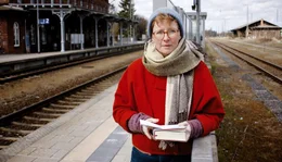 Der Schriftsteller Uwe Johnson (1934-1984) hat sich mit deutscher Geschichte und ihrer Gegenwart auseinandergesetzt. Mit Texten von Johnson bereist Filmemacher Volker Koepp die biografischen und literarischen Landschaften des Schriftstellers, trifft Menschen, die von ihrem Leben und ihren Erinnerungen, vom Ausharren an den Orten ihrer Herkunft, vom Gehen und Bleiben und von Uwe Johnson erz&auml;hlen. - Judith Zander Anklam.