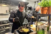 Im Landgasthof "Zur Linde" bereitet Markus Uhlitzsch den Karpfen nicht nur traditionell zu - es gibt auch Karpfen-Schnitzel. Im Landgasthof "Zur Linde" bereitet Markus Uhlitzsch den Karpfen nicht nur traditionell zu - es gibt auch Karpfen-Schnitzel.