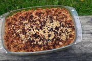 Apple Crumble: Für den irischen Klassiker werden Äpfel mit Vanillezucker, Wasser und dem Getreideschnaps Poitín gekocht und anschließend mit Streuseln bedeckt. Apple Crumble: Für den irischen Klassiker werden Äpfel mit Vanillezucker, Wasser und dem Getreideschnaps Poitín gekocht und anschließend mit Streuseln bedeckt.