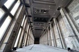 Der Flughafen Tempelhof wurde von Adolf Hitler in Auftrag gegeben. 1936 begann der Bau der gigantischen Anlage.