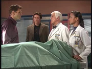 (V.l.n.r.) Amanda (Victoria Rowell), Mark (Dick Van Dyke) und Steve (Barry Van Dyke) bitten Jeff, seinen Bruder Jim zu identifizieren, der beim Surfen ums Leben gekommen ist. (V.l.n.r.) Amanda (Victoria Rowell), Mark (Dick Van Dyke) und Steve (Barry Van Dyke) bitten Jeff, seinen Bruder Jim zu identifizieren, der beim Surfen ums Leben gekommen ist.