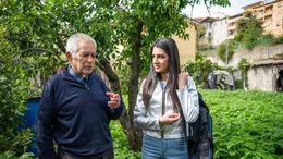 Zahn&auml;rztin und Hobbyfotografin Laura Mele mit dem fast hundertj&auml;hrigen Salvatore in seinem Gem&uuml;segarten in Fonni.
