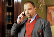 Obergestütsmeister Wagner (Jürgen Maurer) spielt im Hintergrund dem Aufsichtsrat Informationen über Gradenbergs schlechten Gesundheitszustand zu und ebnet damit seinen eigenen Weg an die Spitze des Aufsichtsrats. Obergestütsmeister Wagner (Jürgen Maurer) spielt im Hintergrund dem Aufsichtsrat Informationen über Gradenbergs schlechten Gesundheitszustand zu und ebnet damit seinen eigenen Weg an die Spitze des Aufsichtsrats.