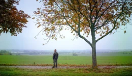 Der Schriftsteller Uwe Johnson (1934-1984) hat sich mit deutscher Geschichte und ihrer Gegenwart auseinandergesetzt. Mit Texten von Johnson bereist Filmemacher Volker Koepp die biografischen und literarischen Landschaften des Schriftstellers, trifft Menschen, die von ihrem Leben und ihren Erinnerungen, vom Ausharren an den Orten ihrer Herkunft, vom Gehen und Bleiben und von Uwe Johnson erz&auml;hlen. - Peter Kurth Goldberg.