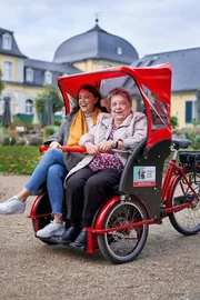 Caroline (32) (l.) und Elisabeth (67) lernen sich zufällig kennen, beim Rikscha fahren. Caroline (32) (l.) und Elisabeth (67) lernen sich zufällig kennen, beim Rikscha fahren.