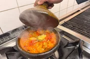 Die Tajine, ein traditioneller Lehmkochtopf mit gew&ouml;lbtem oder auch spitzem Deckel aus Marokko.