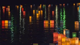 Schwimmende Laternen zum Hiroshima-Gedenktag.