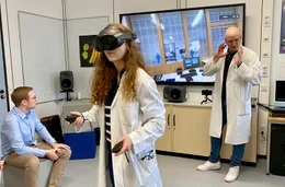 Philipps-Universit&auml;t Marburg: Studierende und Professor Ivica Grgic (rechts) &uuml;ben die virtuelle Untersuchung eines Patienten. Ihr Institut besch&auml;ftigt sich mit K&uuml;nstlicher Intelligenz und virtueller Realit&auml;t in der Medizin.
