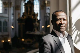 Nicolas Moumouni steht f&uuml;r eine interkulturelle Kirchenentwicklung in der Nordkirche und bearbeitet das kolonialistische Erbe im Hamburger Michel.